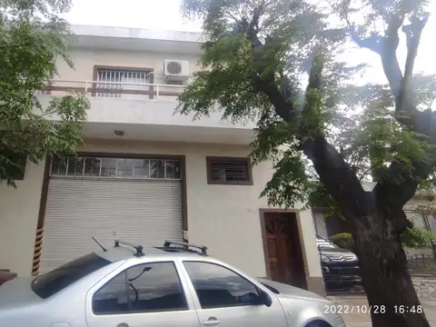 Casa en planta alta con galpón y fondo libre 