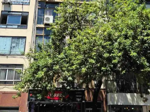 OFICINA AL FRENTE AMPLIA Y MUY LUMINOSA EN ONCE EN 5° PISO