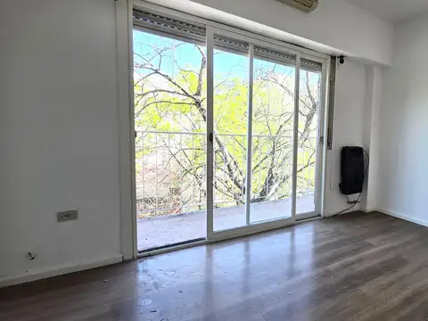 Colegiales Semipiso 2 Amb Al Frente con Balcón, Cochera Espacio Fija