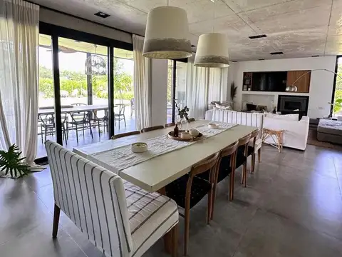 Casa en Alquiler Temporal con 4 cocheras