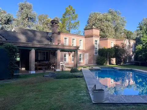 EN VENTA CASA 6 AMB - CLUB GOLF LAS PRADERAS LUJAN