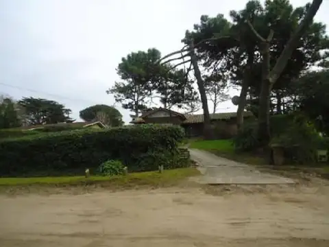 Villa Gesell  Avenida 6  entre 102 y 104  700* - Casa 4 Amb. C/ COCHERA Y PATIO - Sup. Total 220 m². Precio m² U$D 1000