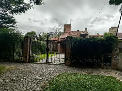 chalet de 4 ambientes, con garaje/ varios autos, fono pileta