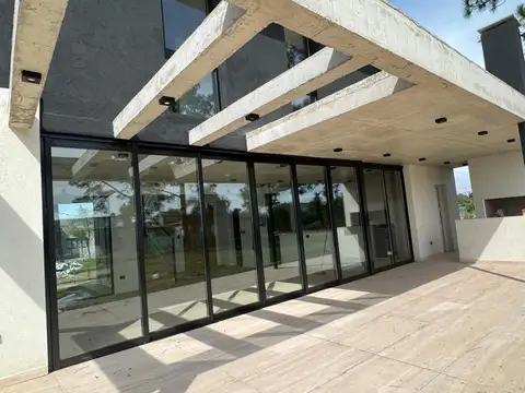 Casa Estilo Moderno en Venta - En El Ensueño