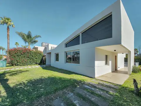 Casa de 3 dormitorios, pileta y jardín. Funes Hills Miraflores