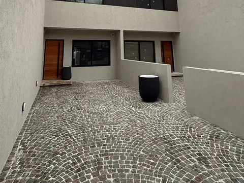  RESERVADO EXCELENTE TRIPLEX 5 AMBIENTES A ESTRENAR - DOBLE COCHERA - JARDIN - 2 CUADRAS AV. MAIPU