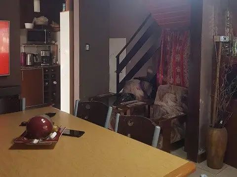 Casa 8 ambientes con 3 baños