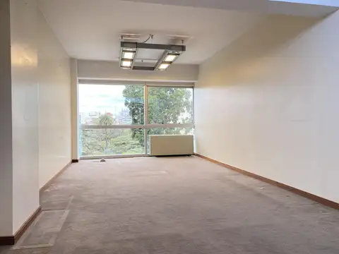 Oficina premium con vista a Plaza Lavalle – Piso alto – Cochera fija