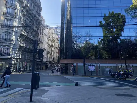 Oficina premium con vista a Plaza Lavalle – Piso alto – Cochera fija