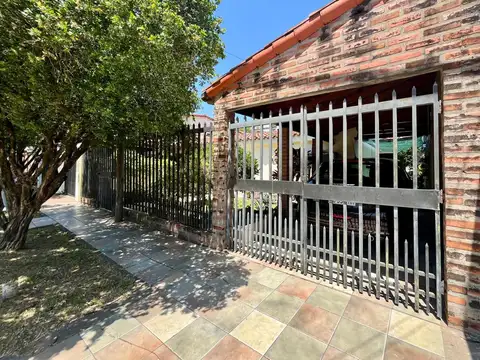 Hermosa Casa Bº Apipe. 5 dormitorios, 3 baños. Terreno 10x50 metros (500m2)