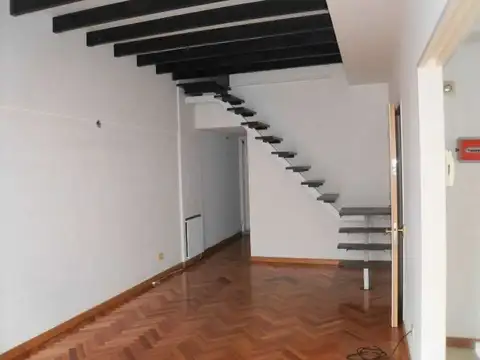 EXCTE DÚPLEX 3 AMB. SEMIPISO CON OFFICE Y TERRAZA - FTE Y CONTRAFRENTE - ÚNICO