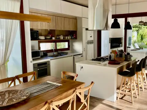 Venta Casa 4 dormitorios con piscina Barrio Deportivo