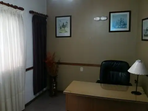 BANFIEL CENTRO. VENTA DE PROPIEDAD HABILITADA PARA CONSULTORIOS O CUALQUIER DESTINO.