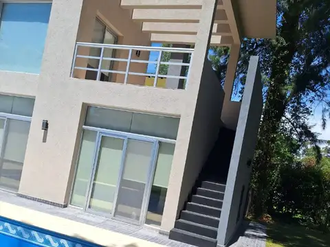 Abril, moderna casa con 3 dormitorios y pileta