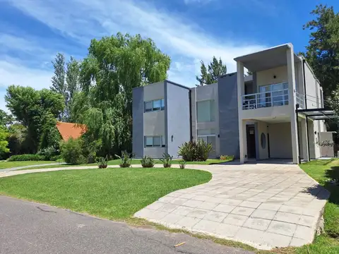 Abril, moderna casa con 3 dormitorios y pileta