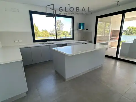 Casa 4 ambientes con 3 baños