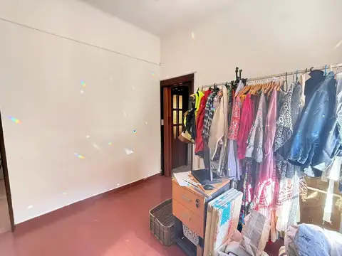 Casa en venta y locales en zona comercial