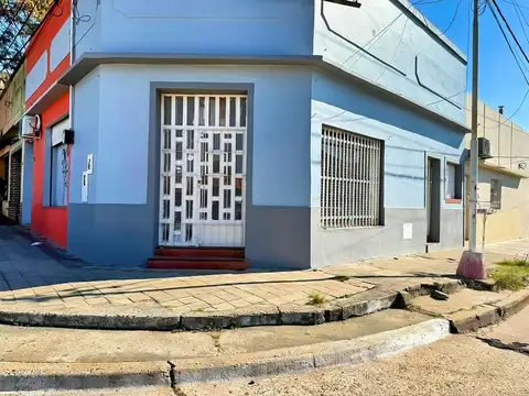Casa en venta y locales en zona comercial