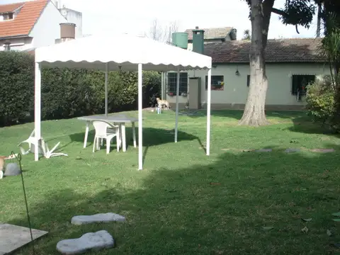 ALQUILO CASA CON REGIO JARDÍN