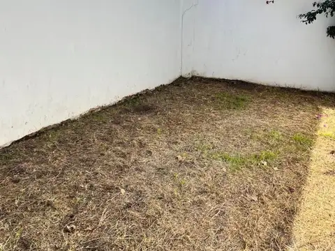 Depto tipo casa 2 amb con parque y cochera