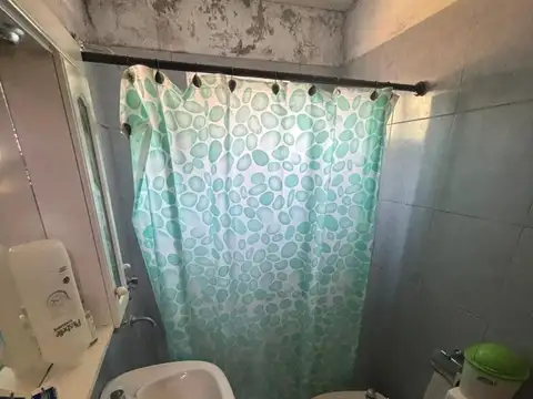 CASA EN VENTA EN ROJAS CON PATIO Y PILETA