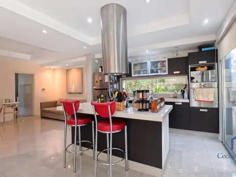 Casa en Venta con 2 cocheras