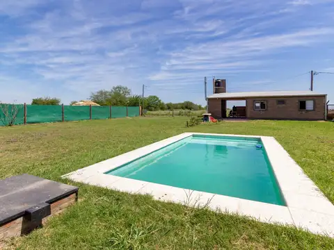 Venta de Casa 2 dormitorios con pileta quincho y jardin apta credito roldan