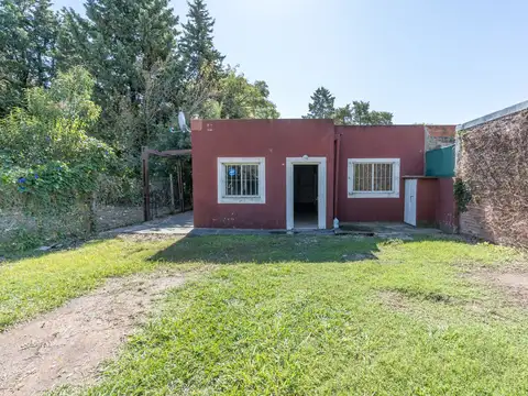 Casa 3 ambientes en venta en Funes con jardín