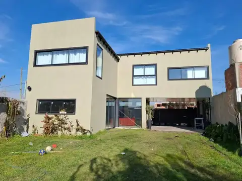 Casa en venta - 4 Dormitorios 4 Baños - Los Hornos