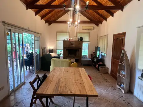 Casa 4 ambientes con 2 baños