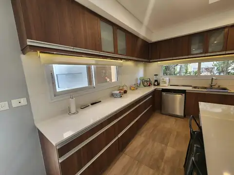 Casa 5 ambientes con 4 baños