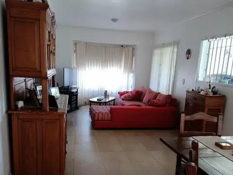Casa 5 ambientes con 4 baños