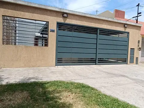 Casa con cochera, parque, quincho y pileta Lanús Este