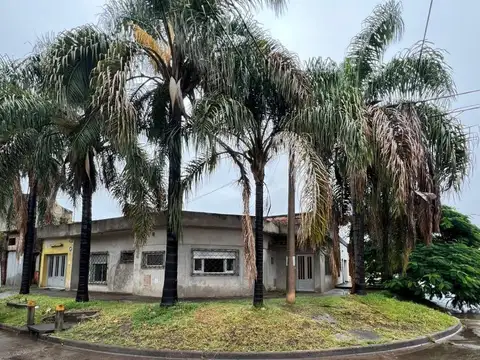 Casa de 3 dormitorios en Barrio María Selva mas Galpón