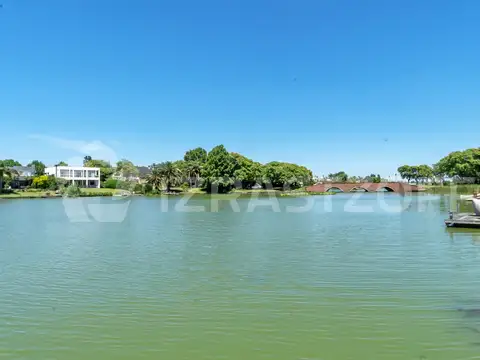 Casa en venta en Santa Bárbara con costa a la laguna