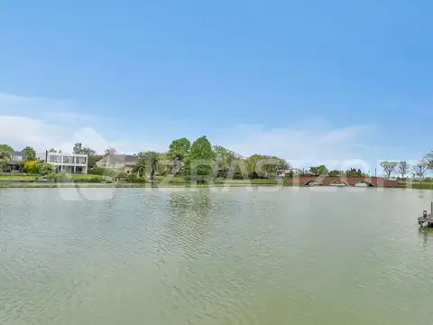 Casa en venta en Santa Bárbara con costa a la laguna