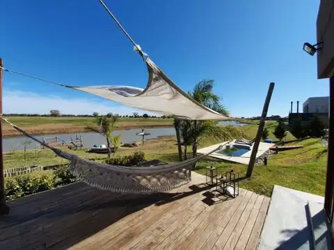 Casa De Dos Dormitorios, Pileta Y Galeria, Con Bajada Al Rio Y Excelente Diseño Y Vistas