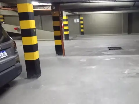 cochera centrica a una cuadra de av de Mayo