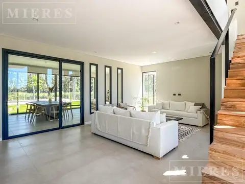 Casa en Venta con 4 cocheras