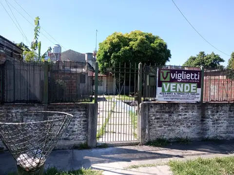 CASA CON CONSTRUCCIÓN EXTRA AL FRENTE EN BERAZATEGUI U$S 53.500.-