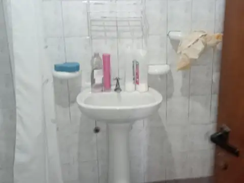 CASA CON CONSTRUCCIÓN EXTRA AL FRENTE EN BERAZATEGUI U$S 53.500.-