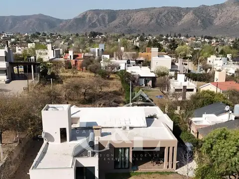 Casa 6 ambientes con 2 baños