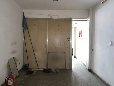 LOCAL 70 M2 CON 2 BAÑOS Y DEPENDENCIA CON BAÑO