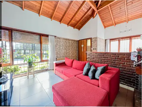 Chalet 4 amb. + Depto. 2  amb. + Cocheras - Garay y Uruguay