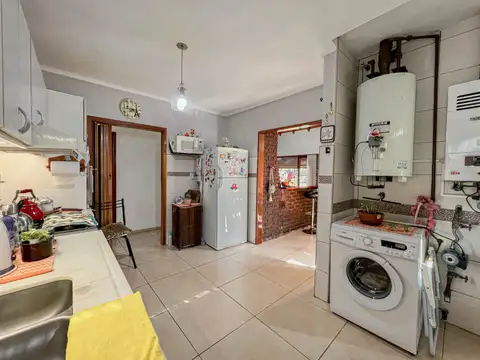 Chalet 4 amb. + Depto. 2  amb. + Cocheras - Garay y Uruguay