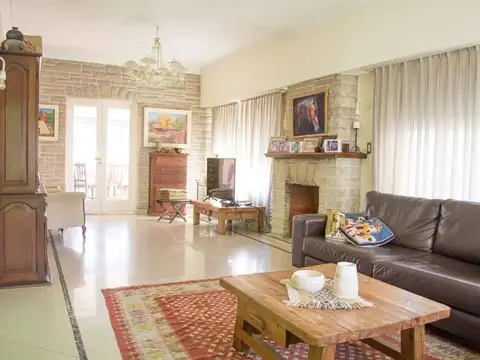 CASA 5 DORMITORIOS EN CENTRO DE CAÑUELAS