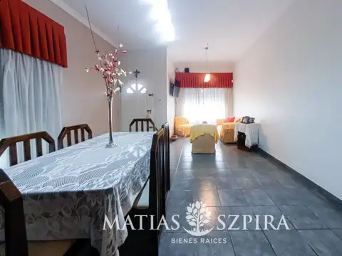Casa 4 ambientes con 2 baños
