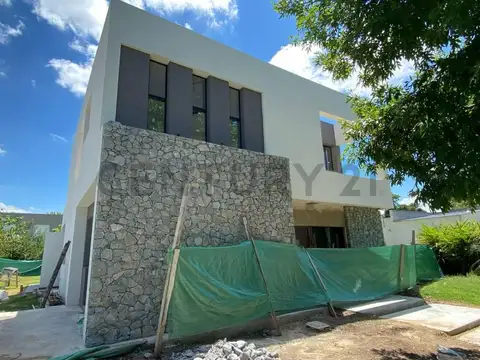 CASA CON PILETA EN HARAS SANTA MARIA