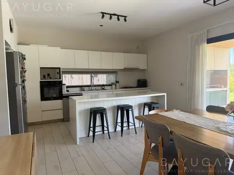 Casa 5 ambientes con 3 baños