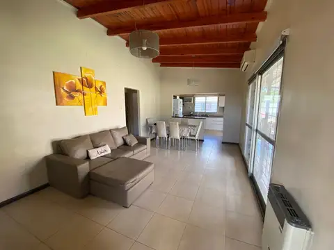 Casa de dos dormitorio con patio y pileta en Capitan Bermudez